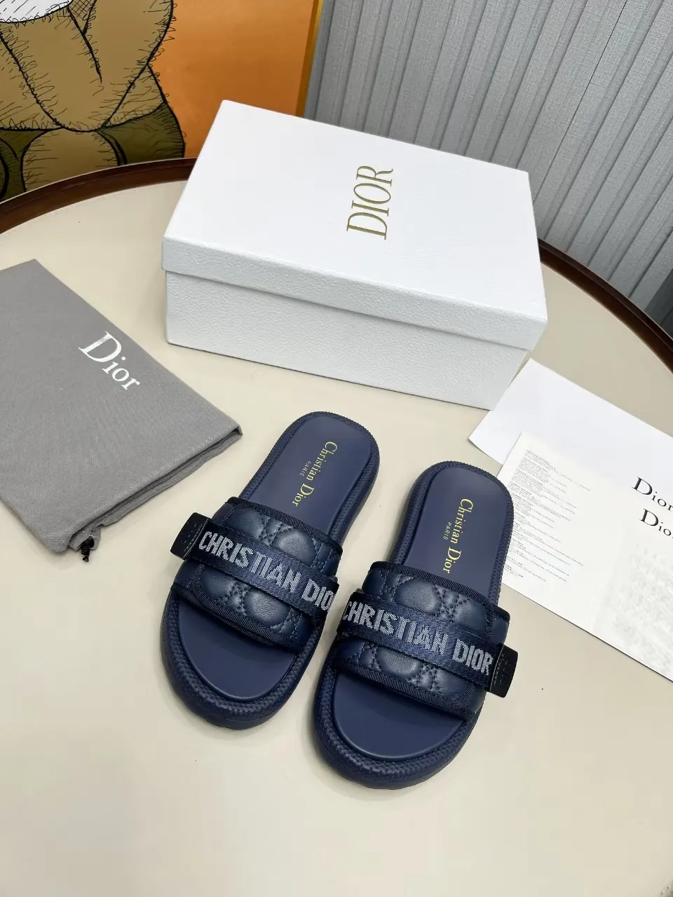 👟👟Ex-factory price 420👟👟 Dior Dior high version slippers, 👏👏2025 new classic model 🔥purchasing level qualityhot-selling thick-soled slippers in foreign counters💋———————————— Upper➕Inner: Original customized special electric embroidery material, Sole: Original mold 1.1 (lightweight) Bottom thickness: heel 5cm, forefoot 3cm, size 35-40 (with full set of packaging, cloth bag handbag, card instructions). You are welcome to place an order in advance, first come first served. Win-win cooperation.